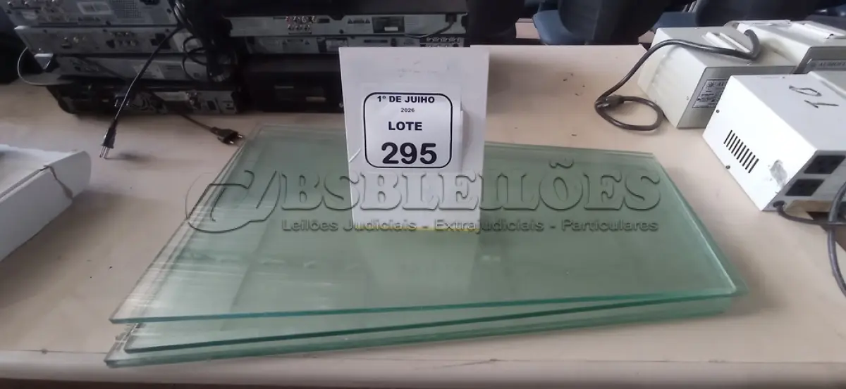 LOTE 295 - 04 VIDROS DE 0,64 CM EM FORMA TRAPEZOIDAL. (NO ESTADO) ATENÇÃO! FAZER A VISITAÇÃO ANTES DE ARREMATAR, NÃO SABEMOS SE FUNCIONA, LEILÃO NÃO TEM GARANTIA E NEM DEVOLUÇÃO, SUJEITO A POSSÍVEIS AVARIAS VISÍVEIS/OCULTAS E/OU AUSÊNCIA DE COMPONENTES.