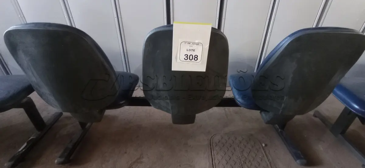 LOTE 308 - 01 CADEIRA TIPO LONGARINA COM 03 LUGARES. (NO ESTADO) ATENÇÃO! FAZER A VISITAÇÃO ANTES DE ARREMATAR, NÃO SABEMOS SE FUNCIONA, LEILÃO NÃO TEM GARANTIA E NEM DEVOLUÇÃO, SUJEITO A POSSÍVEIS AVARIAS VISÍVEIS/OCULTAS E/OU AUSÊNCIA DE COMPONENTES.