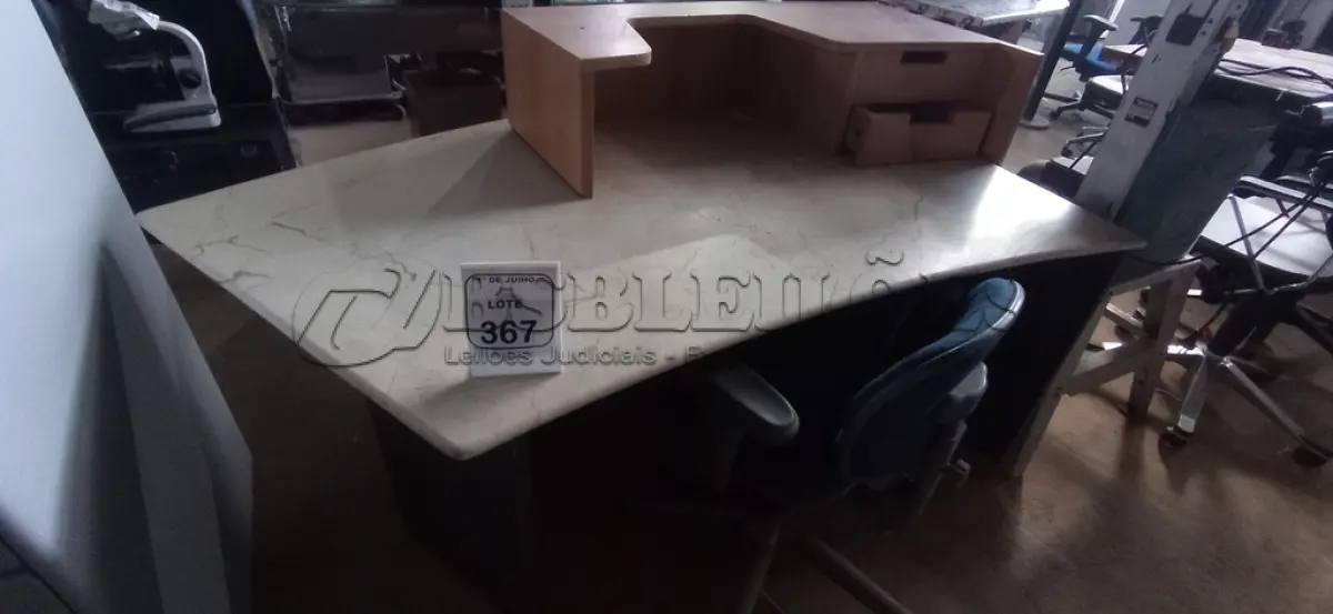 LOTE 367 - 01 MESA BALCÃO DE ATENDIMENTO COM BASE DE MADEIRA E TAMPO EM PEDRA COM 01 CADEIRA DE ESCRITÓRIO GIRATÓRIA. (NO ESTADO) ATENÇÃO! FAZER A VISITAÇÃO ANTES DE ARREMATAR, NÃO SABEMOS SE FUNCIONA, LEILÃO NÃO TEM GARANTIA E NEM DEVOLUÇÃO, SUJEITO A POSSÍVEIS AVARIAS VISÍVEIS/OCULTAS E/OU AUSÊNCIA DE COMPONENTES.