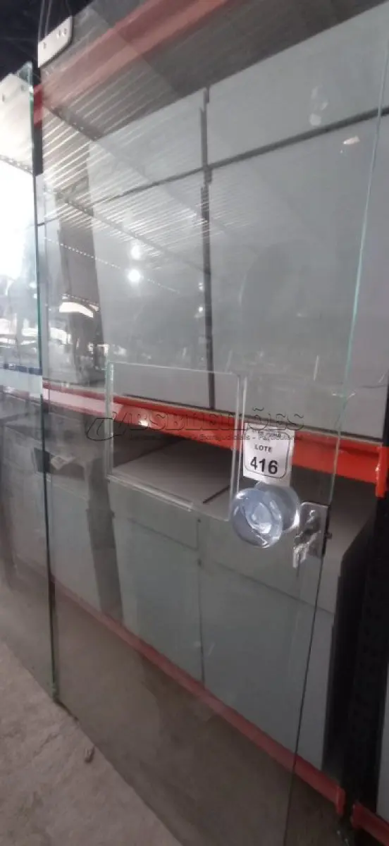 LOTE 416 - 01 PORTA DE VIDRO DE 2,08X0,89 COM ABERTURA CENTRAL. (NO ESTADO) ATENÇÃO! FAZER A VISITAÇÃO ANTES DE ARREMATAR, NÃO SABEMOS SE FUNCIONA, LEILÃO NÃO TEM GARANTIA E NEM DEVOLUÇÃO, SUJEITO A POSSÍVEIS AVARIAS VISÍVEIS/OCULTAS E/OU AUSÊNCIA DE COMPONENTES.