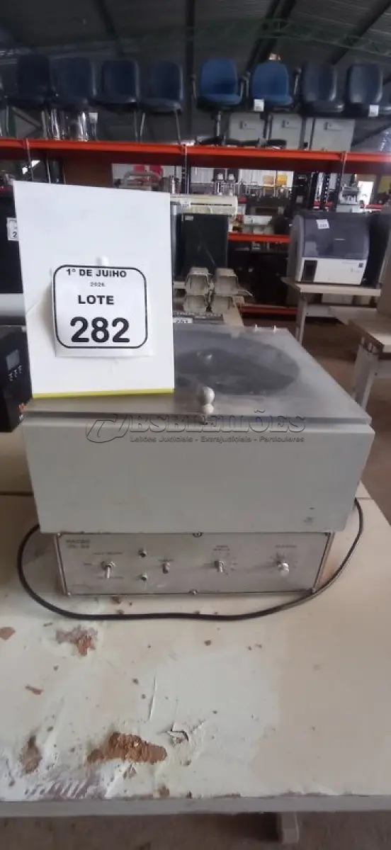 LOTE 282 - 01 CENTRIFUGA LABORATORIAL MODELO MACRO EV 04. (NO ESTADO) ATENÇÃO! FAZER A VISITAÇÃO ANTES DE ARREMATAR, NÃO SABEMOS SE FUNCIONA, LEILÃO NÃO TEM GARANTIA E NEM DEVOLUÇÃO, SUJEITO A POSSÍVEIS AVARIAS VISÍVEIS/OCULTAS E/OU AUSÊNCIA DE COMPONENTES.