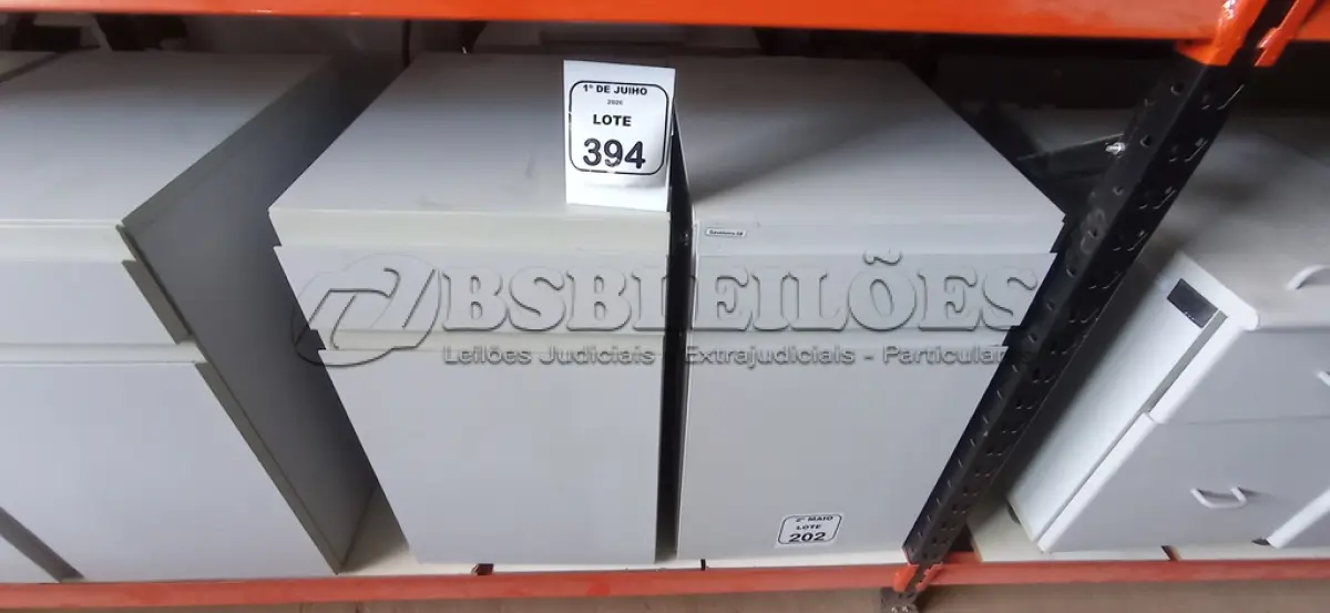 LOTE 394 - 02 ARMÁRIOS PARA CPU COM 01 PORTA E 01 GAVETA. (NO ESTADO) ATENÇÃO! FAZER A VISITAÇÃO ANTES DE ARREMATAR, NÃO SABEMOS SE FUNCIONA, LEILÃO NÃO TEM GARANTIA E NEM DEVOLUÇÃO, SUJEITO A POSSÍVEIS AVARIAS VISÍVEIS/OCULTAS E/OU AUSÊNCIA DE COMPONENTES.