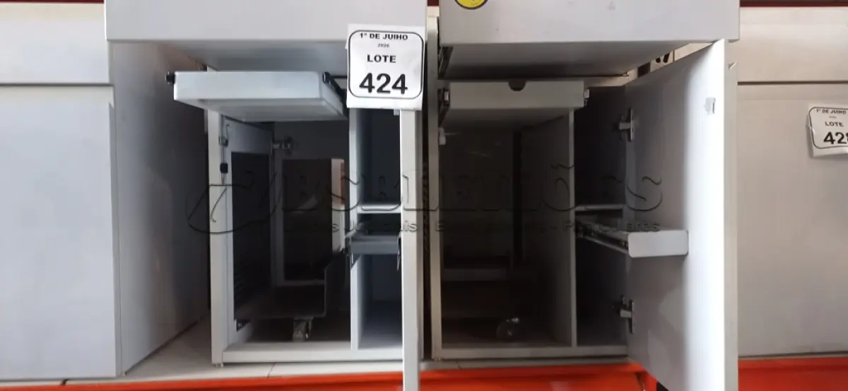 LOTE 424 - 02 ARMÁRIOS PARA CPU COM 01 PORTA E 01 GAVETA. (NO ESTADO) ATENÇÃO! FAZER A VISITAÇÃO ANTES DE ARREMATAR, NÃO SABEMOS SE FUNCIONA, LEILÃO NÃO TEM GARANTIA E NEM DEVOLUÇÃO, SUJEITO A POSSÍVEIS AVARIAS VISÍVEIS/OCULTAS E/OU AUSÊNCIA DE COMPONENTES.