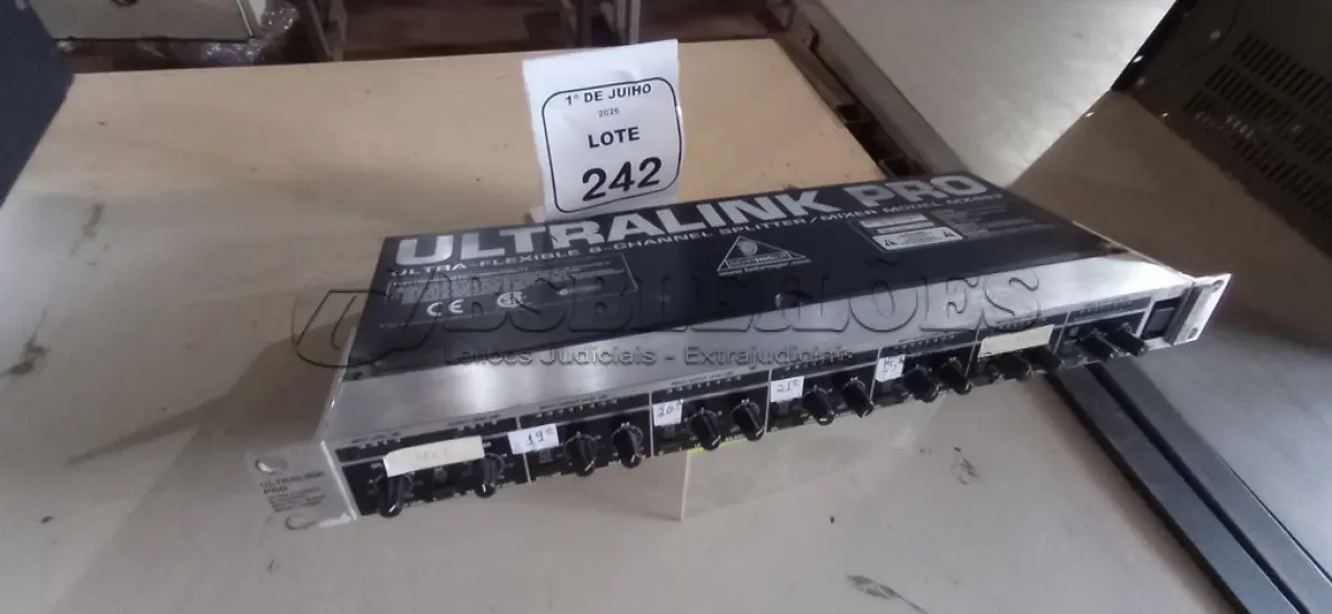 LOTE 242 - 01 SISTEMA DE ÁUDIO ULTRA- FLEXIBLE SPLITTER E MIX 8 CANAIS MODELO MX882 MARCA ULTRALINK PRO. (NO ESTADO) ATENÇÃO! FAZER A VISITAÇÃO ANTES DE ARREMATAR, NÃO SABEMOS SE FUNCIONA, LEILÃO NÃO TEM GARANTIA E NEM DEVOLUÇÃO, SUJEITO A POSSÍVEIS AVARIAS VISÍVEIS/OCULTAS E/OU AUSÊNCIA DE COMPONENTES.