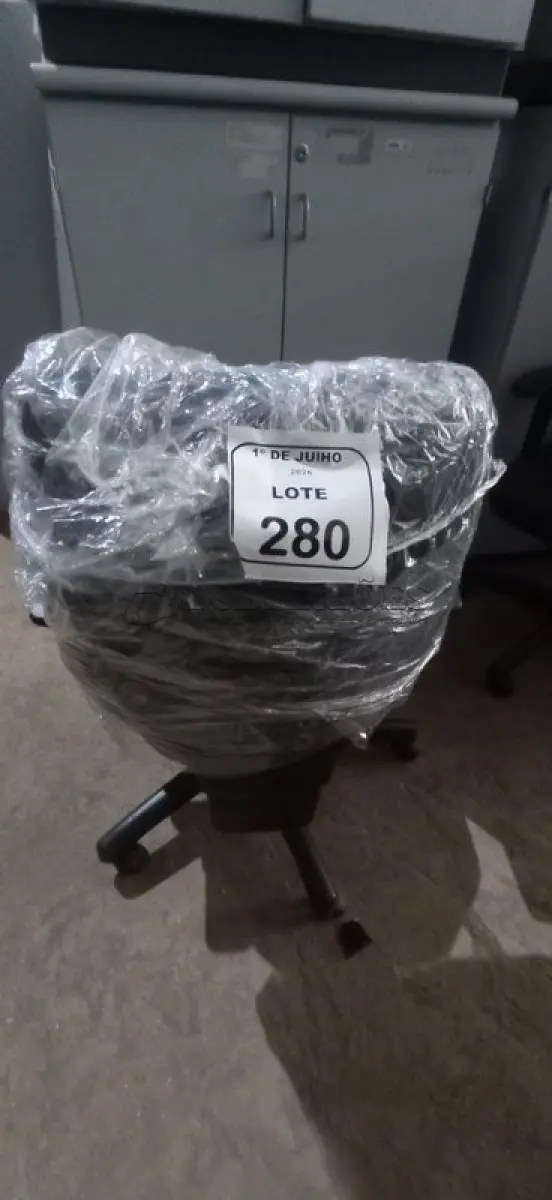 LOTE 280 - 01 CADEIRA DE ESCRITÓRIO GIRATÓRIA. (NO ESTADO) ATENÇÃO! FAZER A VISITAÇÃO ANTES DE ARREMATAR, NÃO SABEMOS SE FUNCIONA, LEILÃO NÃO TEM GARANTIA E NEM DEVOLUÇÃO, SUJEITO A POSSÍVEIS AVARIAS VISÍVEIS/OCULTAS E/OU AUSÊNCIA DE COMPONENTES.