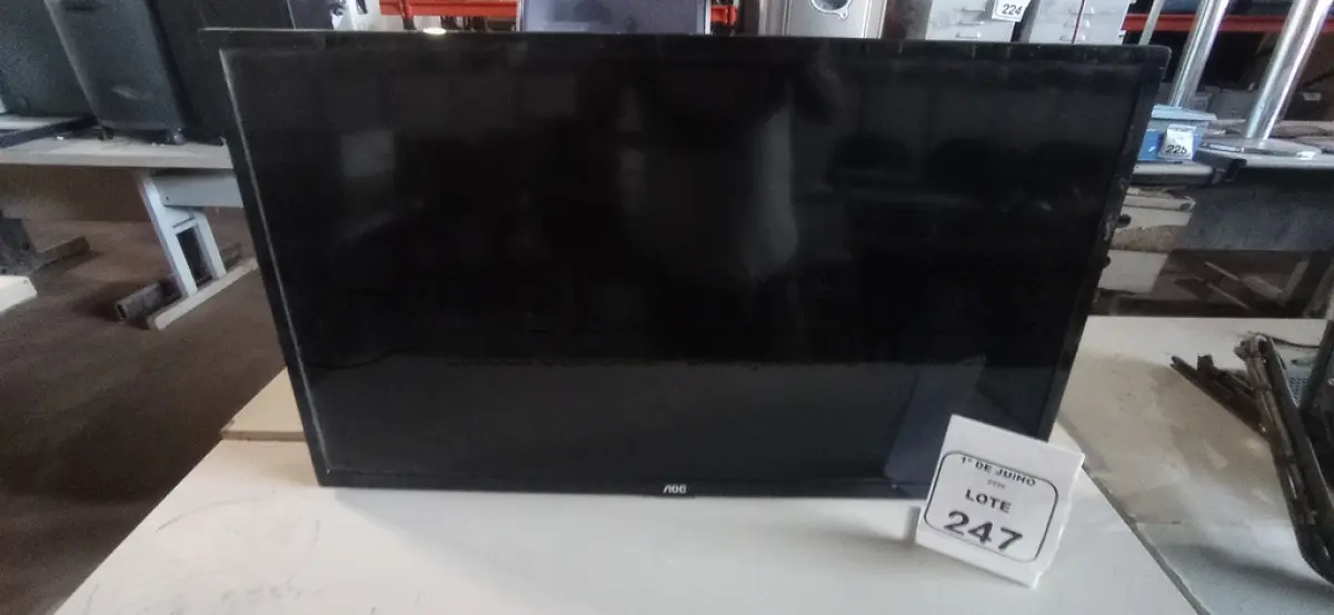LOTE 247 - 01 TV LED 32’’ MARCA AOC. (NO ESTADO) ATENÇÃO! FAZER A VISITAÇÃO ANTES DE ARREMATAR, NÃO SABEMOS SE FUNCIONA, LEILÃO NÃO TEM GARANTIA E NEM DEVOLUÇÃO, SUJEITO A POSSÍVEIS AVARIAS VISÍVEIS/OCULTAS E/OU AUSÊNCIA DE COMPONENTES.