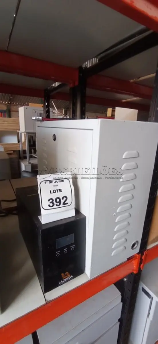 LOTE 392 - 01 BANCO DE BATERIAS VAZIAS E 01 NOBREAK MARCA LACERDA. (NO ESTADO) ATENÇÃO! FAZER A VISITAÇÃO ANTES DE ARREMATAR, NÃO SABEMOS SE FUNCIONA, LEILÃO NÃO TEM GARANTIA E NEM DEVOLUÇÃO, SUJEITO A POSSÍVEIS AVARIAS VISÍVEIS/OCULTAS E/OU AUSÊNCIA DE COMPONENTES.