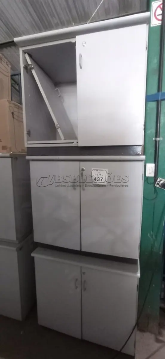 LOTE 437 - 03 ARMÁRIOS BAIXO EM MADEIRA COM PORTAS. (NO ESTADO) ATENÇÃO! FAZER A VISITAÇÃO ANTES DE ARREMATAR, NÃO SABEMOS SE FUNCIONA, LEILÃO NÃO TEM GARANTIA E NEM DEVOLUÇÃO, SUJEITO A POSSÍVEIS AVARIAS VISÍVEIS/OCULTAS E/OU AUSÊNCIA DE COMPONENTES.