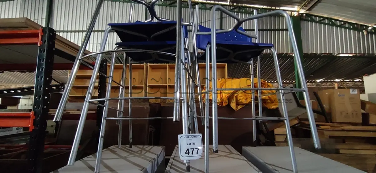 LOTE 477 - 05 CADEIRAS ALTAS SENDO 02 SEM ASSENTO. (NO ESTADO) ATENÇÃO! FAZER A VISITAÇÃO ANTES DE ARREMATAR, NÃO SABEMOS SE FUNCIONA, LEILÃO NÃO TEM GARANTIA E NEM DEVOLUÇÃO, SUJEITO A POSSÍVEIS AVARIAS VISÍVEIS/OCULTAS E/OU AUSÊNCIA DE COMPONENTES.