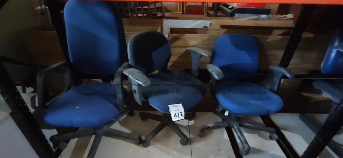 LOTE 472 - 03 CADEIRAS DE ESCRITÓRIO GIRATÓRIAS. (NO ESTADO) ATENÇÃO! FAZER A VISITAÇÃO ANTES DE ARREMATAR, NÃO SABEMOS SE FUNCIONA, LEILÃO NÃO TEM GARANTIA E NEM DEVOLUÇÃO, SUJEITO A POSSÍVEIS AVARIAS VISÍVEIS/OCULTAS E/OU AUSÊNCIA DE COMPONENTES.