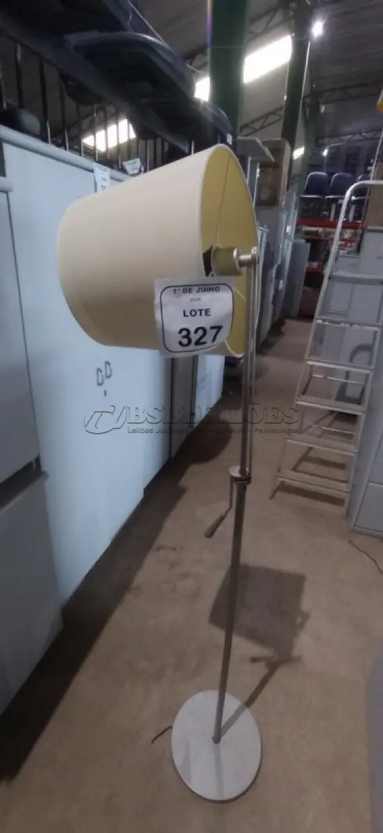LOTE 327 - 01 ABAJUR DE CHÃO. (NO ESTADO) ATENÇÃO! FAZER A VISITAÇÃO ANTES DE ARREMATAR, NÃO SABEMOS SE FUNCIONA, LEILÃO NÃO TEM GARANTIA E NEM DEVOLUÇÃO, SUJEITO A POSSÍVEIS AVARIAS VISÍVEIS/OCULTAS E/OU AUSÊNCIA DE COMPONENTES.