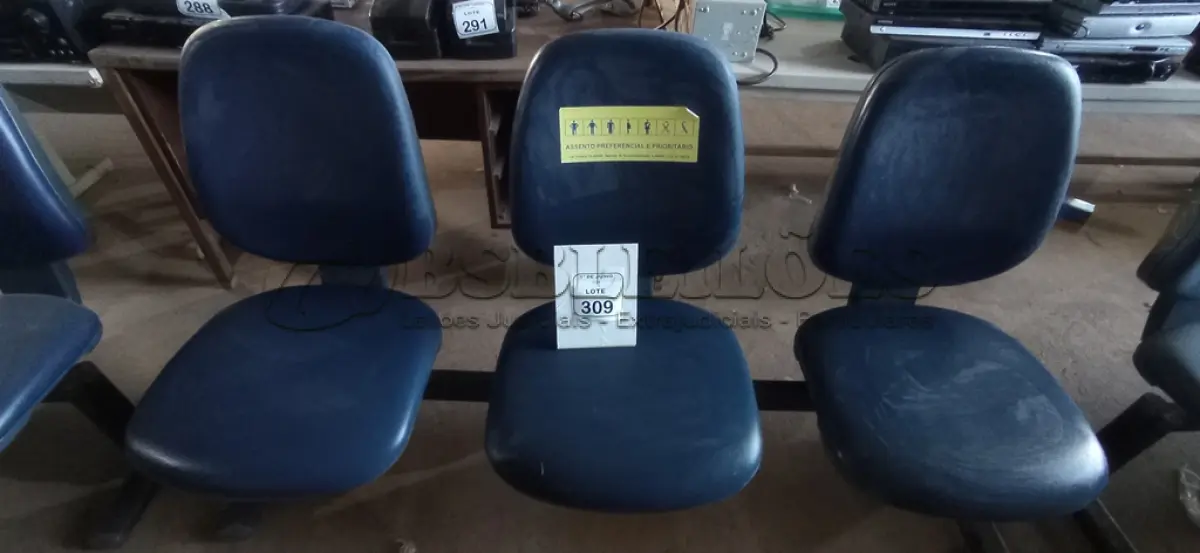 LOTE 309 - 01 CADEIRA TIPO LONGARINA COM 03 LUGARES. (NO ESTADO) ATENÇÃO! FAZER A VISITAÇÃO ANTES DE ARREMATAR, NÃO SABEMOS SE FUNCIONA, LEILÃO NÃO TEM GARANTIA E NEM DEVOLUÇÃO, SUJEITO A POSSÍVEIS AVARIAS VISÍVEIS/OCULTAS E/OU AUSÊNCIA DE COMPONENTES.