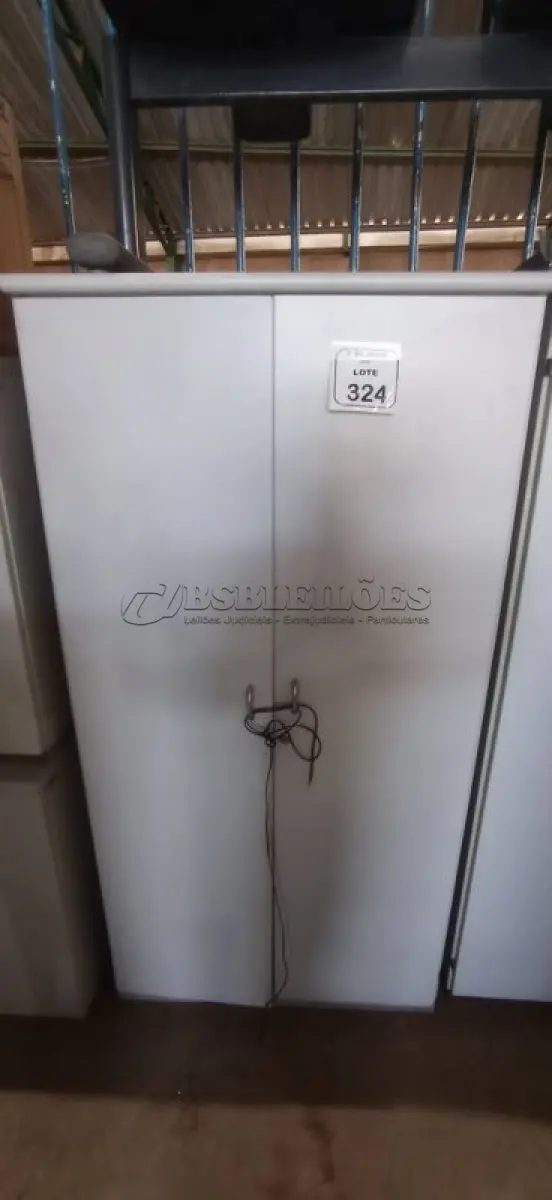 LOTE 324 - 01 ARMÁRIO 02 PORTAS EM MADEIRA. (NO ESTADO) ATENÇÃO! FAZER A VISITAÇÃO ANTES DE ARREMATAR, NÃO SABEMOS SE FUNCIONA, LEILÃO NÃO TEM GARANTIA E NEM DEVOLUÇÃO, SUJEITO A POSSÍVEIS AVARIAS VISÍVEIS/OCULTAS E/OU AUSÊNCIA DE COMPONENTES.