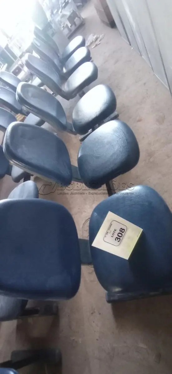 LOTE 308 - 01 CADEIRA TIPO LONGARINA COM 03 LUGARES. (NO ESTADO) ATENÇÃO! FAZER A VISITAÇÃO ANTES DE ARREMATAR, NÃO SABEMOS SE FUNCIONA, LEILÃO NÃO TEM GARANTIA E NEM DEVOLUÇÃO, SUJEITO A POSSÍVEIS AVARIAS VISÍVEIS/OCULTAS E/OU AUSÊNCIA DE COMPONENTES.