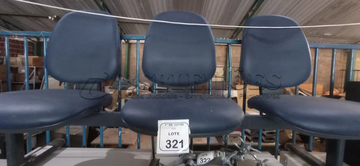LOTE 321 - 01 CADEIRA TIPO LONGARINA COM 03 LUGARES. (NO ESTADO) ATENÇÃO! FAZER A VISITAÇÃO ANTES DE ARREMATAR, NÃO SABEMOS SE FUNCIONA, LEILÃO NÃO TEM GARANTIA E NEM DEVOLUÇÃO, SUJEITO A POSSÍVEIS AVARIAS VISÍVEIS/OCULTAS E/OU AUSÊNCIA DE COMPONENTES.