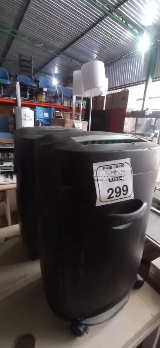 LOTE 299 - 02 FRAGMENTADORAS DE PAPEL. (NO ESTADO) ATENÇÃO! FAZER A VISITAÇÃO ANTES DE ARREMATAR, NÃO SABEMOS SE FUNCIONA, LEILÃO NÃO TEM GARANTIA E NEM DEVOLUÇÃO, SUJEITO A POSSÍVEIS AVARIAS VISÍVEIS/OCULTAS E/OU AUSÊNCIA DE COMPONENTES.
