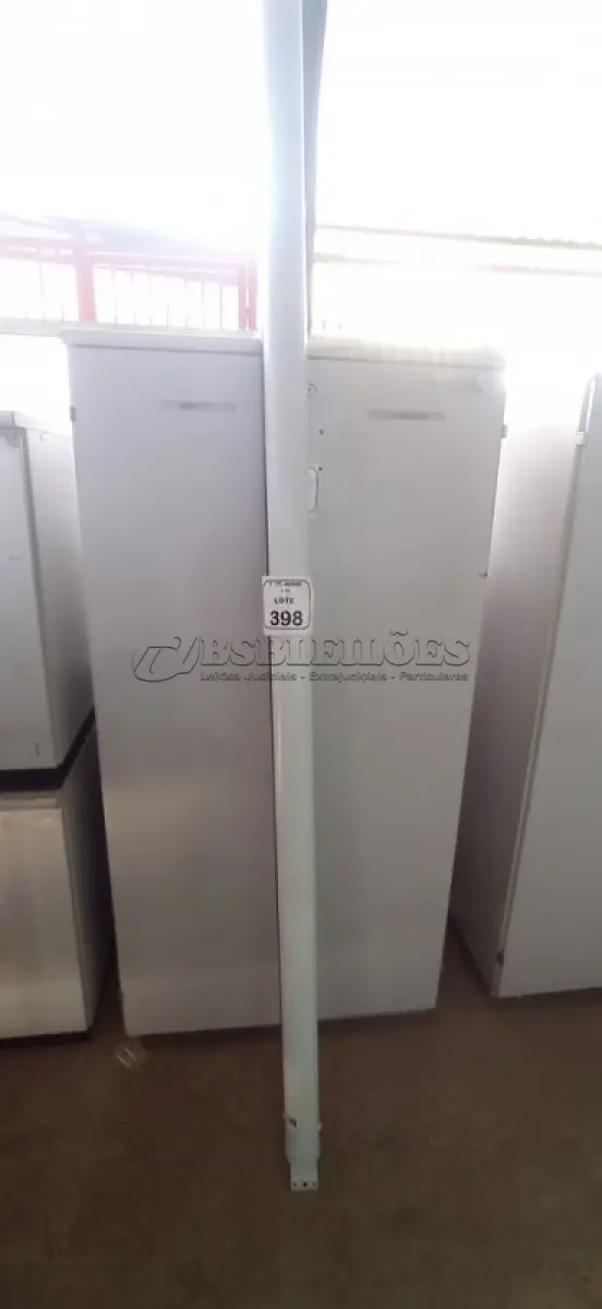 LOTE 398 - 01 TELA DE PROJEÇÃO RETRÁTIL. (NO ESTADO) ATENÇÃO! FAZER A VISITAÇÃO ANTES DE ARREMATAR, NÃO SABEMOS SE FUNCIONA, LEILÃO NÃO TEM GARANTIA E NEM DEVOLUÇÃO, SUJEITO A POSSÍVEIS AVARIAS VISÍVEIS/OCULTAS E/OU AUSÊNCIA DE COMPONENTES.