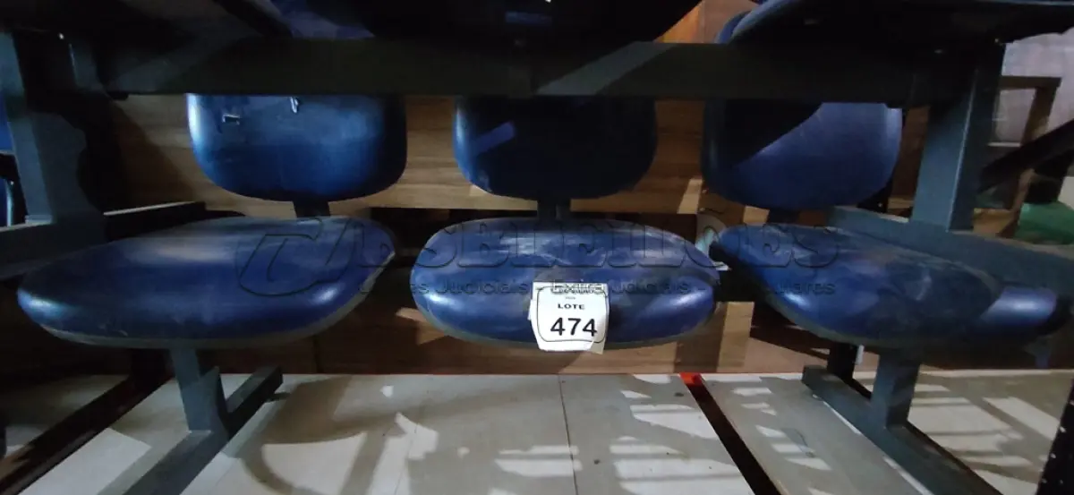 LOTE 474 - 01 CADEIRA TIPO LONGARINA COM 03 LUGARES. (NO ESTADO) ATENÇÃO! FAZER A VISITAÇÃO ANTES DE ARREMATAR, NÃO SABEMOS SE FUNCIONA, LEILÃO NÃO TEM GARANTIA E NEM DEVOLUÇÃO, SUJEITO A POSSÍVEIS AVARIAS VISÍVEIS/OCULTAS E/OU AUSÊNCIA DE COMPONENTES.