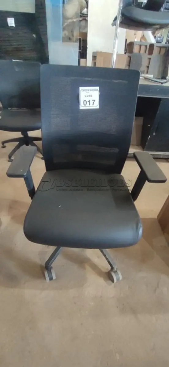 LOTE 017 - 01 CADEIRA PARA ESCRITÓRIO GIRATÓRIA ERGONÔMICA MARELLI COM ENCOSTO EM TELA MESH PRETA. (NO ESTADO) ATENÇÃO! FAZER A VISITAÇÃO ANTES DE ARREMATAR, NÃO SABEMOS SE FUNCIONA, LEILÃO NÃO TEM GARANTIA E NEM DEVOLUÇÃO, SUJEITO A POSSÍVEIS AVARIAS VISÍVEIS/OCULTAS E/OU AUSÊNCIA DE COMPONENTES.