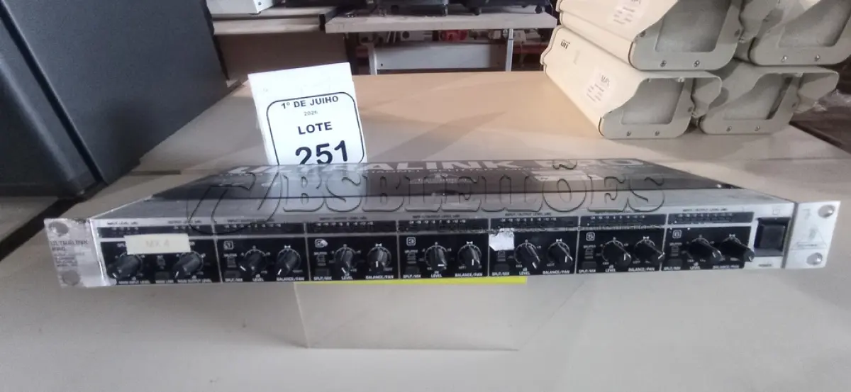 LOTE 251 - 01 SISTEMA DE ÁUDIO ULTRA- FLEXIBLE SPLITTER E MIX 8 CANAIS MODELO MX882 MARCA ULTRALINK PRO. (NO ESTADO) ATENÇÃO! FAZER A VISITAÇÃO ANTES DE ARREMATAR, NÃO SABEMOS SE FUNCIONA, LEILÃO NÃO TEM GARANTIA E NEM DEVOLUÇÃO, SUJEITO A POSSÍVEIS AVARIAS VISÍVEIS/OCULTAS E/OU AUSÊNCIA DE COMPONENTES.