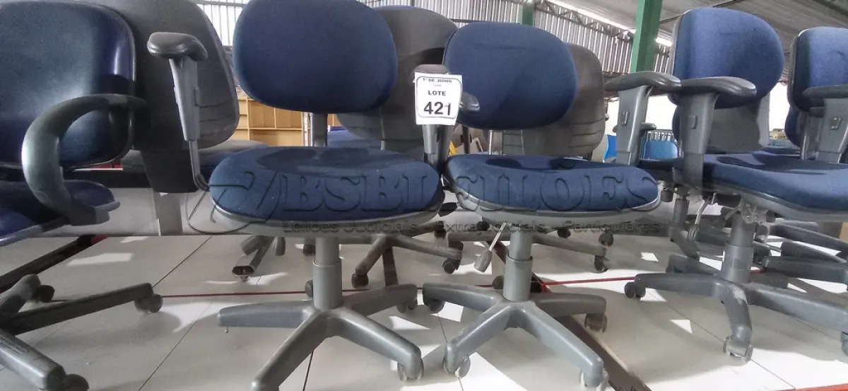 LOTE 421 - 02 CADEIRAS DE ESCRITÓRIO COM PÉS FIXOS. (NO ESTADO) ATENÇÃO! FAZER A VISITAÇÃO ANTES DE ARREMATAR, NÃO SABEMOS SE FUNCIONA, LEILÃO NÃO TEM GARANTIA E NEM DEVOLUÇÃO, SUJEITO A POSSÍVEIS AVARIAS VISÍVEIS/OCULTAS E/OU AUSÊNCIA DE COMPONENTES.