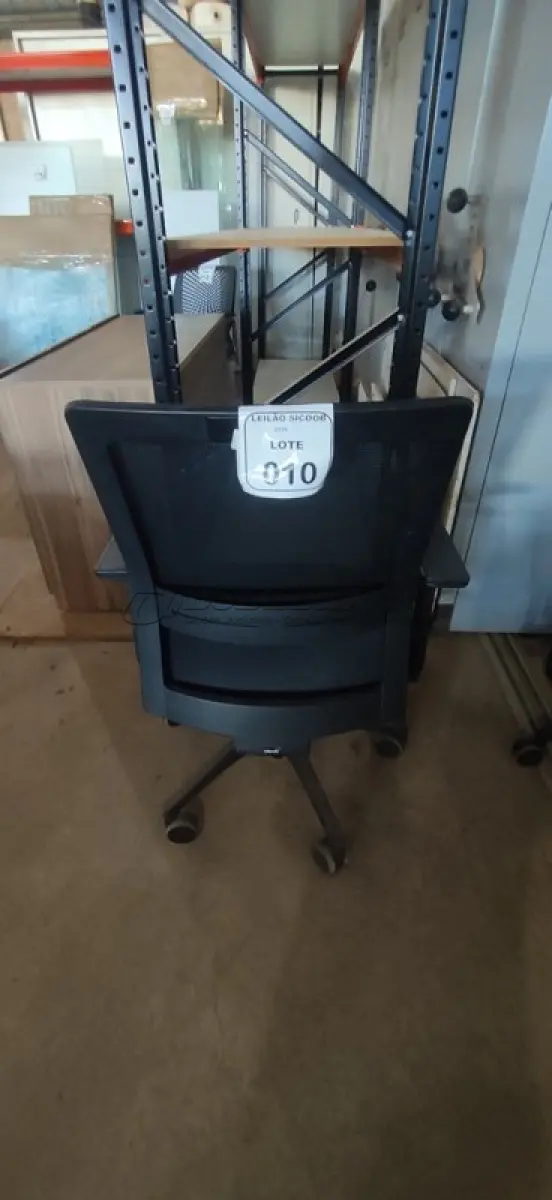 LOTE 010 - 01 CADEIRA PARA ESCRITÓRIO GIRATÓRIA ERGONÔMICA MARELLI COM ENCOSTO EM TELA MESH PRETA. (NO ESTADO) ATENÇÃO! FAZER A VISITAÇÃO ANTES DE ARREMATAR, NÃO SABEMOS SE FUNCIONA, LEILÃO NÃO TEM GARANTIA E NEM DEVOLUÇÃO, SUJEITO A POSSÍVEIS AVARIAS VISÍVEIS/OCULTAS E/OU AUSÊNCIA DE COMPONENTES.
