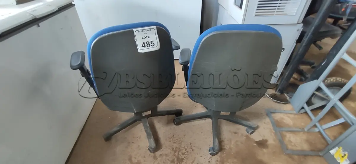 LOTE 485 - 02 CADEIRAS DE ESCRITÓRIO GIRATÓRIAS. (NO ESTADO) ATENÇÃO! FAZER A VISITAÇÃO ANTES DE ARREMATAR, NÃO SABEMOS SE FUNCIONA, LEILÃO NÃO TEM GARANTIA E NEM DEVOLUÇÃO, SUJEITO A POSSÍVEIS AVARIAS VISÍVEIS/OCULTAS E/OU AUSÊNCIA DE COMPONENTES.