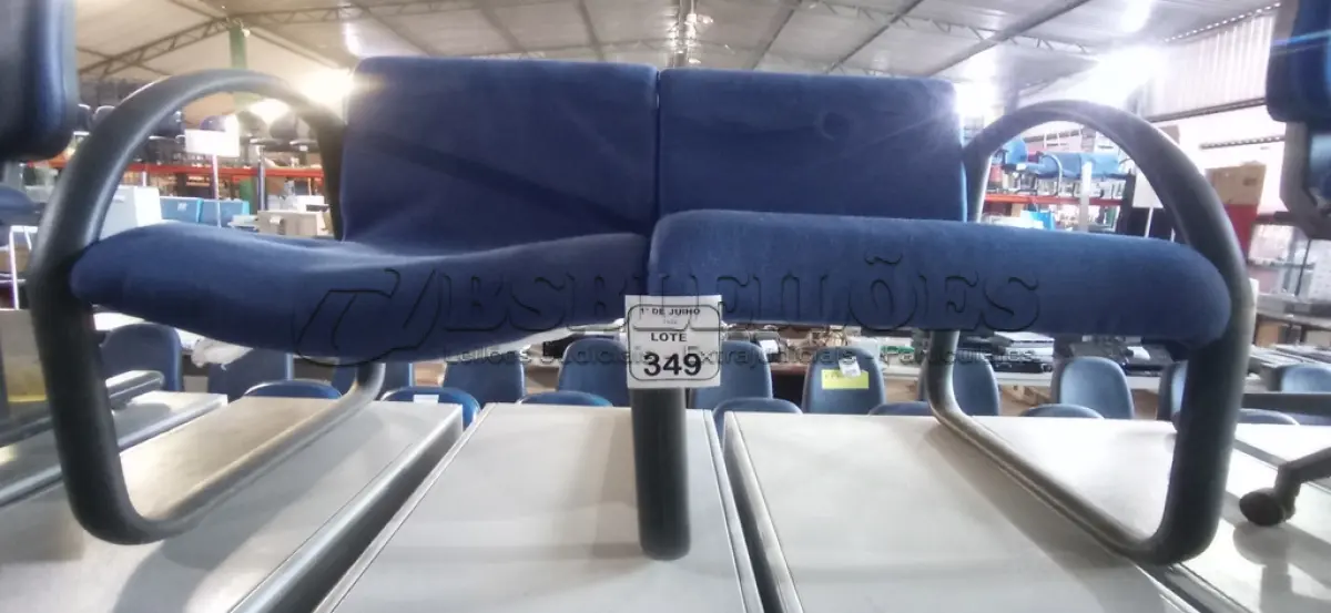 LOTE 349 - 01 POLTRONA DE 02 LUGARES. (NO ESTADO) ATENÇÃO! FAZER A VISITAÇÃO ANTES DE ARREMATAR, NÃO SABEMOS SE FUNCIONA, LEILÃO NÃO TEM GARANTIA E NEM DEVOLUÇÃO, SUJEITO A POSSÍVEIS AVARIAS VISÍVEIS/OCULTAS E/OU AUSÊNCIA DE COMPONENTES.