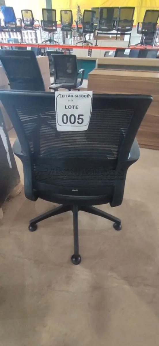 LOTE 005 - 01 CADEIRA PARA ESCRITÓRIO EXECUTIVA PRETA. (NO ESTADO) ATENÇÃO! FAZER A VISITAÇÃO ANTES DE ARREMATAR, NÃO SABEMOS SE FUNCIONA, LEILÃO NÃO TEM GARANTIA E NEM DEVOLUÇÃO, SUJEITO A POSSÍVEIS AVARIAS VISÍVEIS/OCULTAS E/OU AUSÊNCIA DE COMPONENTES.