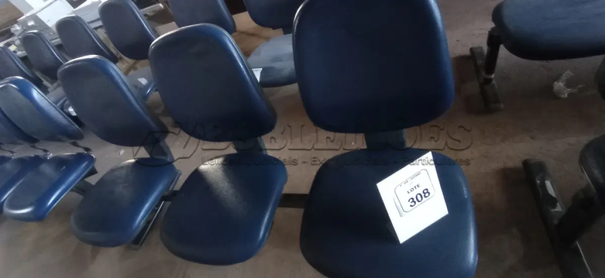 LOTE 308 - 01 CADEIRA TIPO LONGARINA COM 03 LUGARES. (NO ESTADO) ATENÇÃO! FAZER A VISITAÇÃO ANTES DE ARREMATAR, NÃO SABEMOS SE FUNCIONA, LEILÃO NÃO TEM GARANTIA E NEM DEVOLUÇÃO, SUJEITO A POSSÍVEIS AVARIAS VISÍVEIS/OCULTAS E/OU AUSÊNCIA DE COMPONENTES.