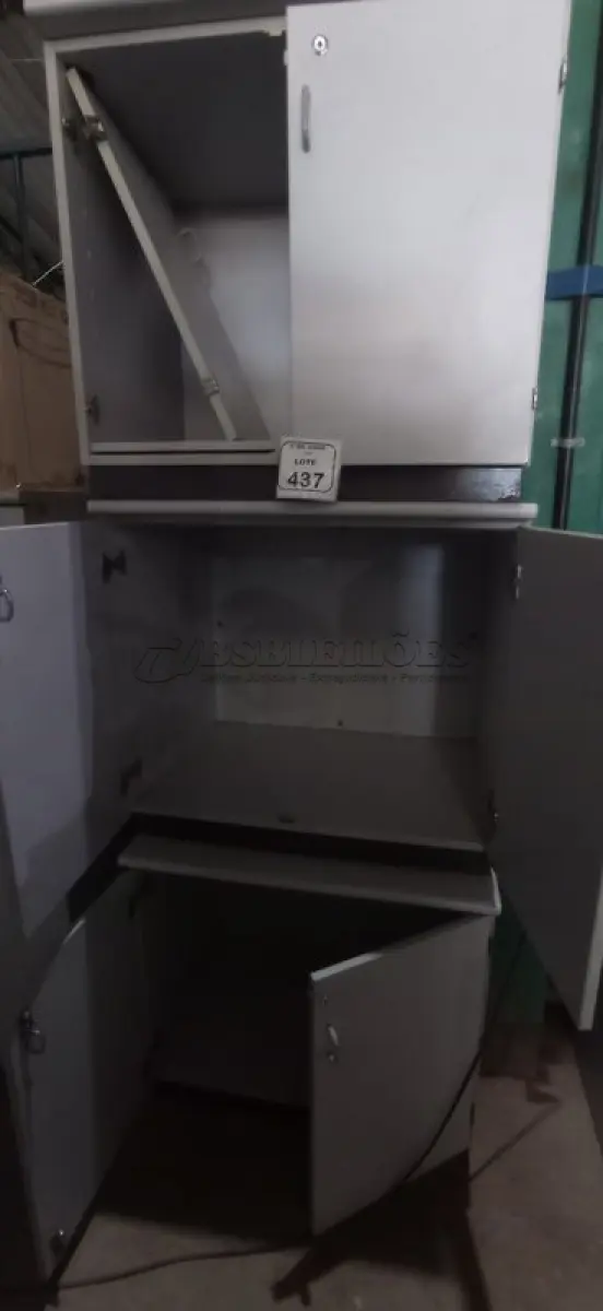 LOTE 437 - 03 ARMÁRIOS BAIXO EM MADEIRA COM PORTAS. (NO ESTADO) ATENÇÃO! FAZER A VISITAÇÃO ANTES DE ARREMATAR, NÃO SABEMOS SE FUNCIONA, LEILÃO NÃO TEM GARANTIA E NEM DEVOLUÇÃO, SUJEITO A POSSÍVEIS AVARIAS VISÍVEIS/OCULTAS E/OU AUSÊNCIA DE COMPONENTES.