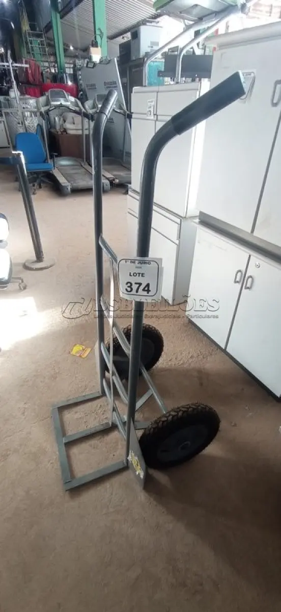 LOTE 374 - 01 CARRINHO DE CARGAS. (NO ESTADO) ATENÇÃO! FAZER A VISITAÇÃO ANTES DE ARREMATAR, NÃO SABEMOS SE FUNCIONA, LEILÃO NÃO TEM GARANTIA E NEM DEVOLUÇÃO, SUJEITO A POSSÍVEIS AVARIAS VISÍVEIS/OCULTAS E/OU AUSÊNCIA DE COMPONENTES.