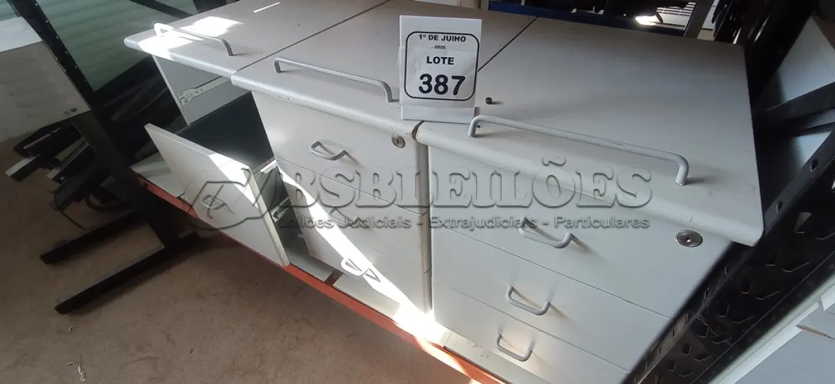 LOTE 387 - 03 GAVETEIROS PEQUENOS EM MADEIRA. (NO ESTADO) ATENÇÃO! FAZER A VISITAÇÃO ANTES DE ARREMATAR, NÃO SABEMOS SE FUNCIONA, LEILÃO NÃO TEM GARANTIA E NEM DEVOLUÇÃO, SUJEITO A POSSÍVEIS AVARIAS VISÍVEIS/OCULTAS E/OU AUSÊNCIA DE COMPONENTES.