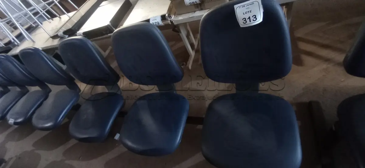 LOTE 313 - 01 CADEIRA TIPO LONGARINA COM 03 LUGARES. (NO ESTADO) ATENÇÃO! FAZER A VISITAÇÃO ANTES DE ARREMATAR, NÃO SABEMOS SE FUNCIONA, LEILÃO NÃO TEM GARANTIA E NEM DEVOLUÇÃO, SUJEITO A POSSÍVEIS AVARIAS VISÍVEIS/OCULTAS E/OU AUSÊNCIA DE COMPONENTES.
