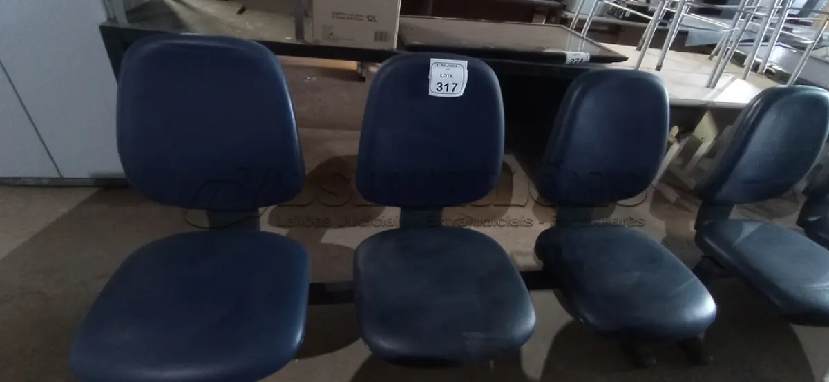 LOTE 317 - 01 CADEIRA TIPO LONGARINA COM 03 LUGARES. (NO ESTADO) ATENÇÃO! FAZER A VISITAÇÃO ANTES DE ARREMATAR, NÃO SABEMOS SE FUNCIONA, LEILÃO NÃO TEM GARANTIA E NEM DEVOLUÇÃO, SUJEITO A POSSÍVEIS AVARIAS VISÍVEIS/OCULTAS E/OU AUSÊNCIA DE COMPONENTES.