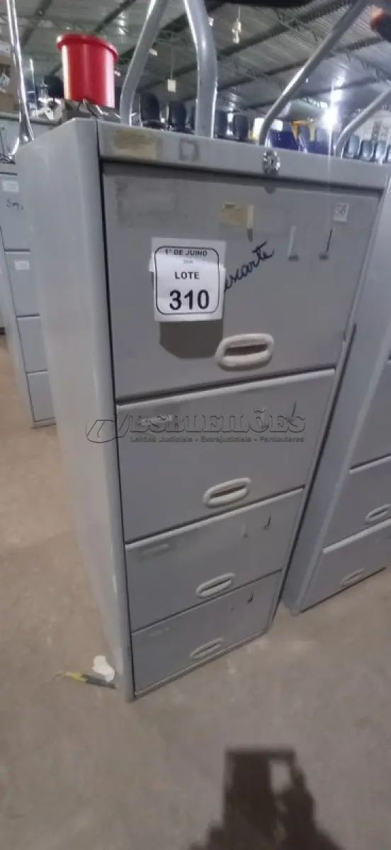 LOTE 310 - 01 ARQUIVO DE AÇO COM 04 GAVETAS. (NO ESTADO) ATENÇÃO! FAZER A VISITAÇÃO ANTES DE ARREMATAR, NÃO SABEMOS SE FUNCIONA, LEILÃO NÃO TEM GARANTIA E NEM DEVOLUÇÃO, SUJEITO A POSSÍVEIS AVARIAS VISÍVEIS/OCULTAS E/OU AUSÊNCIA DE COMPONENTES.