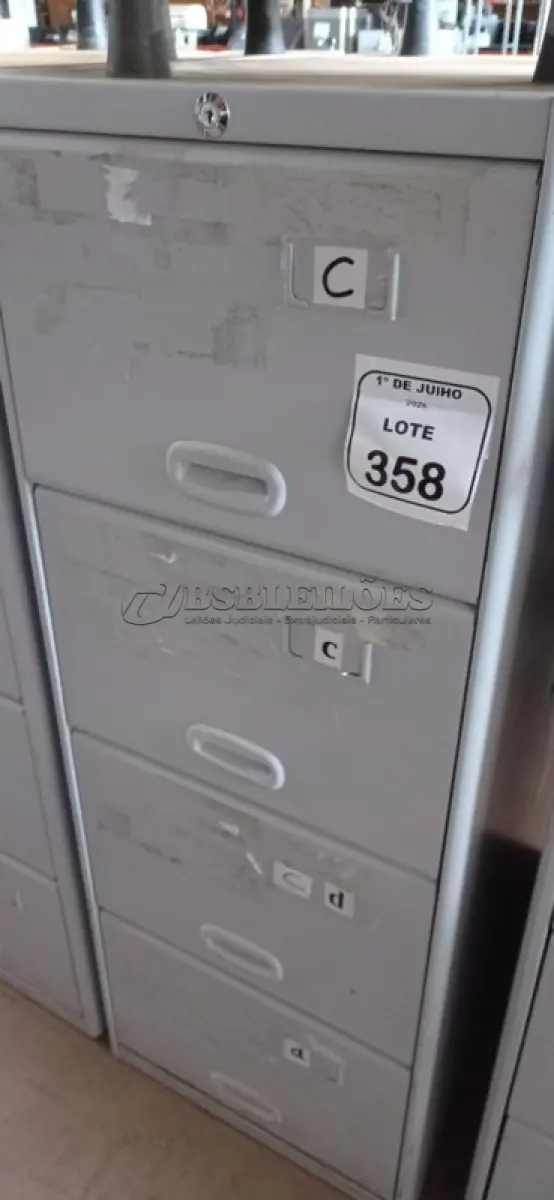 LOTE 358 - 01 ARQUIVO DE AÇO COM 04 GAVETAS. (NO ESTADO) ATENÇÃO! FAZER A VISITAÇÃO ANTES DE ARREMATAR, NÃO SABEMOS SE FUNCIONA, LEILÃO NÃO TEM GARANTIA E NEM DEVOLUÇÃO, SUJEITO A POSSÍVEIS AVARIAS VISÍVEIS/OCULTAS E/OU AUSÊNCIA DE COMPONENTES.