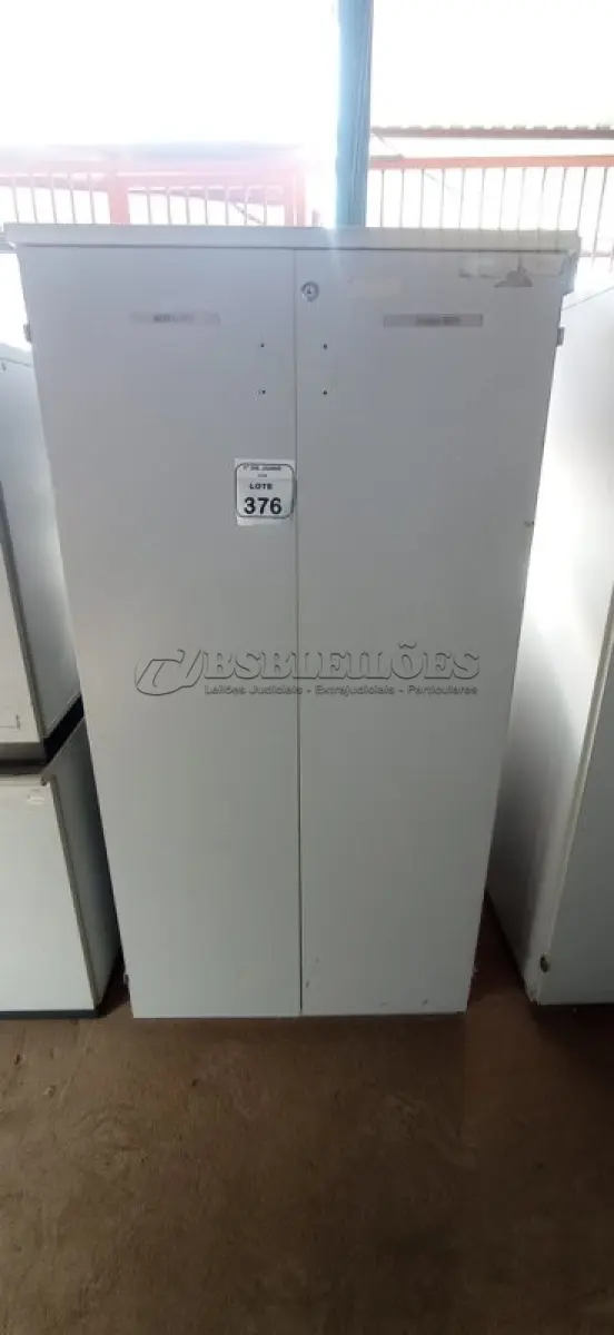 LOTE 376 - 01 ARMÁRIO 02 PORTAS EM MADEIRA. (NO ESTADO) ATENÇÃO! FAZER A VISITAÇÃO ANTES DE ARREMATAR, NÃO SABEMOS SE FUNCIONA, LEILÃO NÃO TEM GARANTIA E NEM DEVOLUÇÃO, SUJEITO A POSSÍVEIS AVARIAS VISÍVEIS/OCULTAS E/OU AUSÊNCIA DE COMPONENTES.