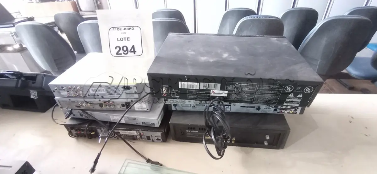 LOTE 294 - 01 APARELHO DE VÍDEO CASSETE MARCA GRADIENTE, 01 DISC PLAYER MARCA PIONEER, 01 DECODIFICADOR DE ÁUDIO MARCA RCA E 05 APARELHOS DE DVD DE MARCAS E MODELOS DIVERSOS. (NO ESTADO) ATENÇÃO! FAZER A VISITAÇÃO ANTES DE ARREMATAR, NÃO SABEMOS SE FUNCIONA, LEILÃO NÃO TEM GARANTIA E NEM DEVOLUÇÃO, SUJEITO A POSSÍVEIS AVARIAS VISÍVEIS/OCULTAS E/OU AUSÊNCIA DE COMPONENTES.