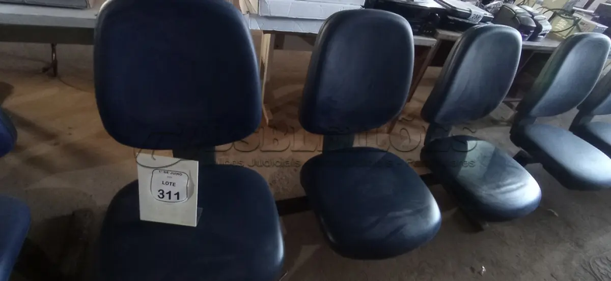 LOTE 311 - 01 CADEIRA TIPO LONGARINA COM 03 LUGARES. (NO ESTADO) ATENÇÃO! FAZER A VISITAÇÃO ANTES DE ARREMATAR, NÃO SABEMOS SE FUNCIONA, LEILÃO NÃO TEM GARANTIA E NEM DEVOLUÇÃO, SUJEITO A POSSÍVEIS AVARIAS VISÍVEIS/OCULTAS E/OU AUSÊNCIA DE COMPONENTES.