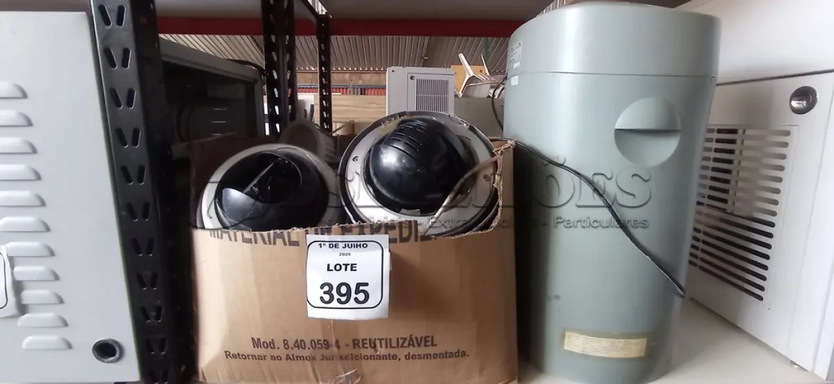 LOTE 395 - 01 LOTE COM 01 FRAGMENTADORA DE PAPEL 02 CÂMERAS DOME, VÁRIAS LUMINÁRIAS E VÁRIOS SUPORTES DE MONITOR PARA CPU INCOMPLETAS. (NO ESTADO) ATENÇÃO! FAZER A VISITAÇÃO ANTES DE ARREMATAR, NÃO SABEMOS SE FUNCIONA, LEILÃO NÃO TEM GARANTIA E NEM DEVOLUÇÃO, SUJEITO A POSSÍVEIS AVARIAS VISÍVEIS/OCULTAS E/OU AUSÊNCIA DE COMPONENTES.