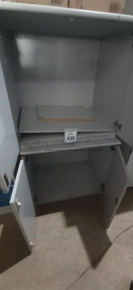 LOTE 439 - 02 ARMÁRIOS BAIXO EM MADEIRA COM 02 PORTAS. (NO ESTADO) ATENÇÃO! FAZER A VISITAÇÃO ANTES DE ARREMATAR, NÃO SABEMOS SE FUNCIONA, LEILÃO NÃO TEM GARANTIA E NEM DEVOLUÇÃO, SUJEITO A POSSÍVEIS AVARIAS VISÍVEIS/OCULTAS E/OU AUSÊNCIA DE COMPONENTES.