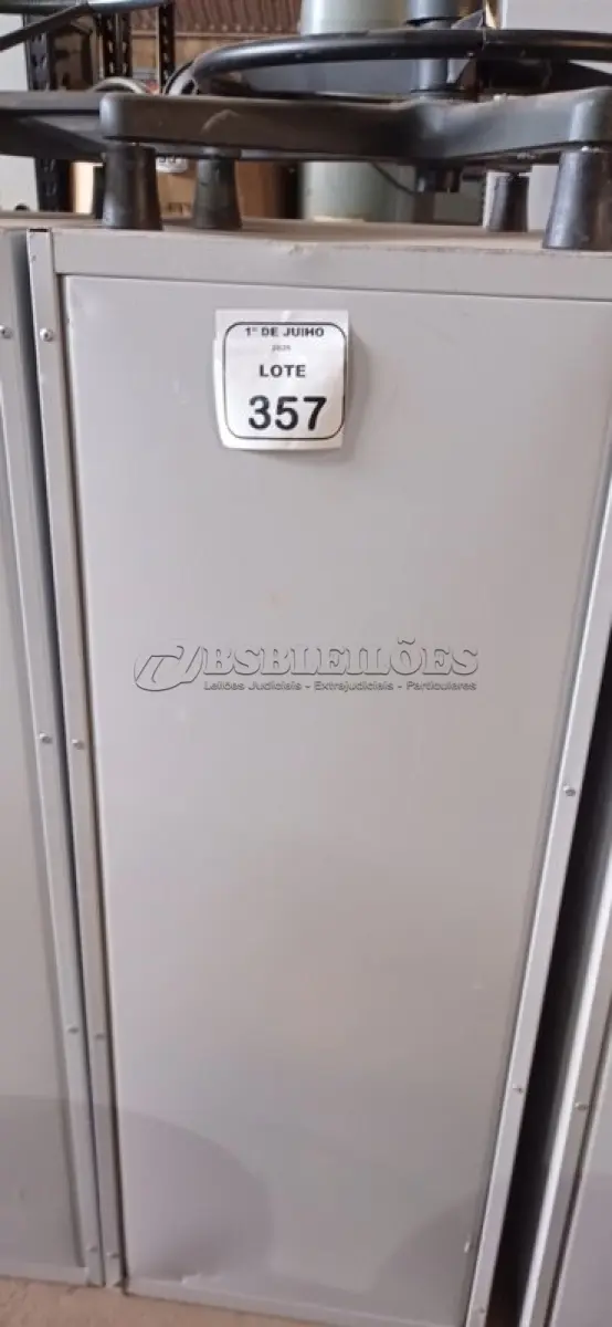 LOTE 357 - 01 ARQUIVO DE AÇO COM 04 GAVETAS. (NO ESTADO) ATENÇÃO! FAZER A VISITAÇÃO ANTES DE ARREMATAR, NÃO SABEMOS SE FUNCIONA, LEILÃO NÃO TEM GARANTIA E NEM DEVOLUÇÃO, SUJEITO A POSSÍVEIS AVARIAS VISÍVEIS/OCULTAS E/OU AUSÊNCIA DE COMPONENTES.