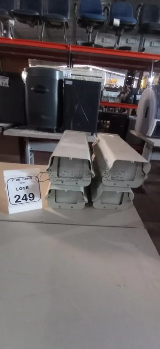LOTE 249 - 04 CAIXAS DE PROTEÇÃO PARA CÂMERAS DE SEGURANÇA. (NO ESTADO) ATENÇÃO! FAZER A VISITAÇÃO ANTES DE ARREMATAR, NÃO SABEMOS SE FUNCIONA, LEILÃO NÃO TEM GARANTIA E NEM DEVOLUÇÃO, SUJEITO A POSSÍVEIS AVARIAS VISÍVEIS/OCULTAS E/OU AUSÊNCIA DE COMPONENTES.
