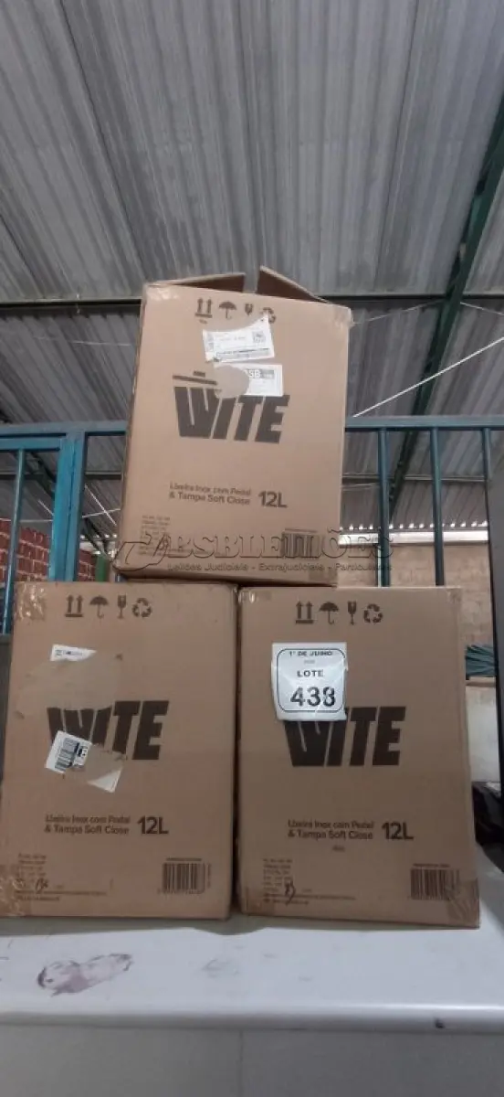 LOTE 438 - 03 LIXEIRAS EM INOX COM PEDAL SEM TAMPA. (NO ESTADO) ATENÇÃO! FAZER A VISITAÇÃO ANTES DE ARREMATAR, NÃO SABEMOS SE FUNCIONA, LEILÃO NÃO TEM GARANTIA E NEM DEVOLUÇÃO, SUJEITO A POSSÍVEIS AVARIAS VISÍVEIS/OCULTAS E/OU AUSÊNCIA DE COMPONENTES.