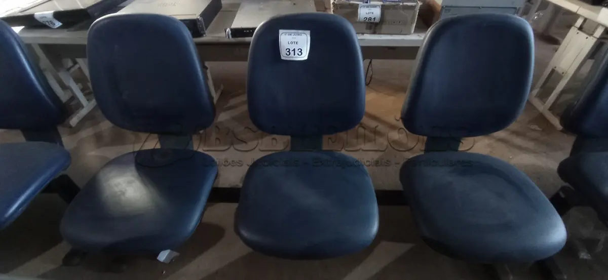 LOTE 313 - 01 CADEIRA TIPO LONGARINA COM 03 LUGARES. (NO ESTADO) ATENÇÃO! FAZER A VISITAÇÃO ANTES DE ARREMATAR, NÃO SABEMOS SE FUNCIONA, LEILÃO NÃO TEM GARANTIA E NEM DEVOLUÇÃO, SUJEITO A POSSÍVEIS AVARIAS VISÍVEIS/OCULTAS E/OU AUSÊNCIA DE COMPONENTES.