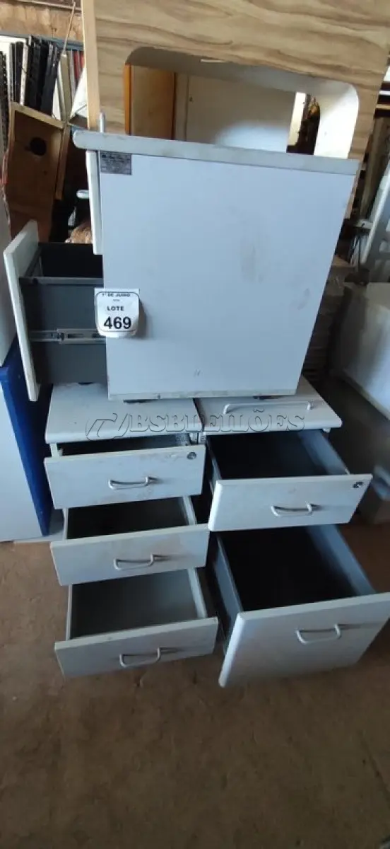 LOTE 469 - 03 GAVETEIROS PEQUENOS EM MADEIRA. (NO ESTADO) ATENÇÃO! FAZER A VISITAÇÃO ANTES DE ARREMATAR, NÃO SABEMOS SE FUNCIONA, LEILÃO NÃO TEM GARANTIA E NEM DEVOLUÇÃO, SUJEITO A POSSÍVEIS AVARIAS VISÍVEIS/OCULTAS E/OU AUSÊNCIA DE COMPONENTES.