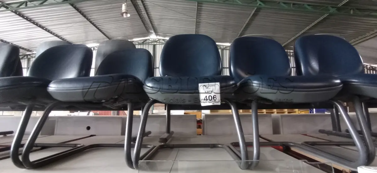 LOTE 406 - 05 CADEIRAS COM PÉS FIXOS. (NO ESTADO) ATENÇÃO! FAZER A VISITAÇÃO ANTES DE ARREMATAR, NÃO SABEMOS SE FUNCIONA, LEILÃO NÃO TEM GARANTIA E NEM DEVOLUÇÃO, SUJEITO A POSSÍVEIS AVARIAS VISÍVEIS/OCULTAS E/OU AUSÊNCIA DE COMPONENTES.