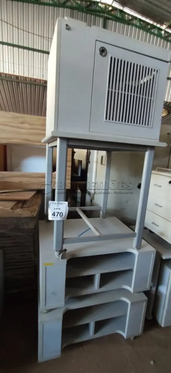 LOTE 470 - 02 RACKS BAIXOS COM RODINHAS, 01 MESA E 01 ARMÁRIO PARA CPU COM 01 GAVETA E 01 PORTA. (NO ESTADO) ATENÇÃO! FAZER A VISITAÇÃO ANTES DE ARREMATAR, NÃO SABEMOS SE FUNCIONA, LEILÃO NÃO TEM GARANTIA E NEM DEVOLUÇÃO, SUJEITO A POSSÍVEIS AVARIAS VISÍVEIS/OCULTAS E/OU AUSÊNCIA DE COMPONENTES.