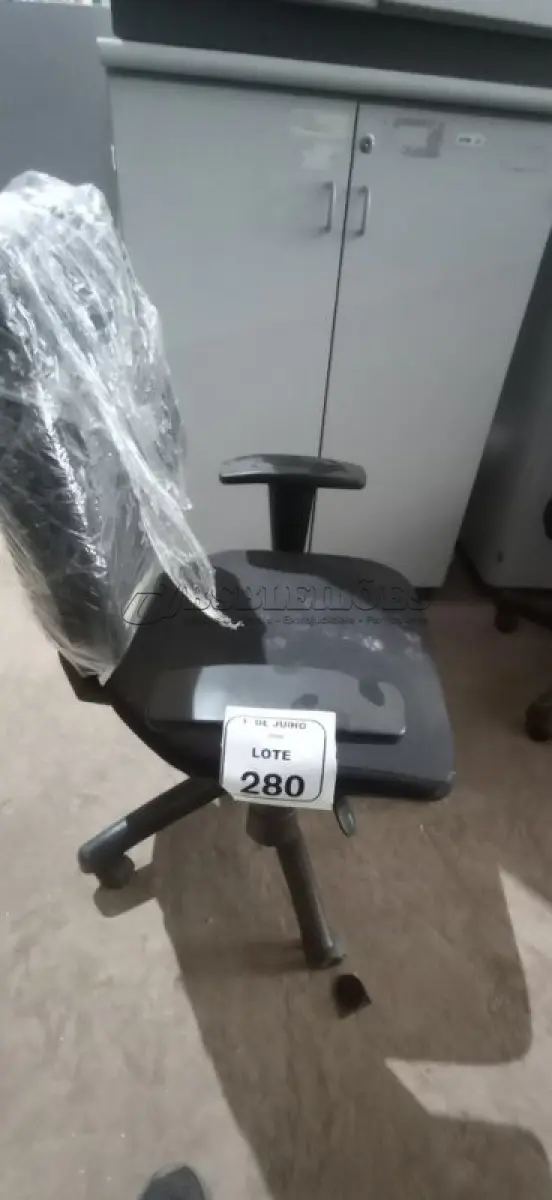 LOTE 280 - 01 CADEIRA DE ESCRITÓRIO GIRATÓRIA. (NO ESTADO) ATENÇÃO! FAZER A VISITAÇÃO ANTES DE ARREMATAR, NÃO SABEMOS SE FUNCIONA, LEILÃO NÃO TEM GARANTIA E NEM DEVOLUÇÃO, SUJEITO A POSSÍVEIS AVARIAS VISÍVEIS/OCULTAS E/OU AUSÊNCIA DE COMPONENTES.